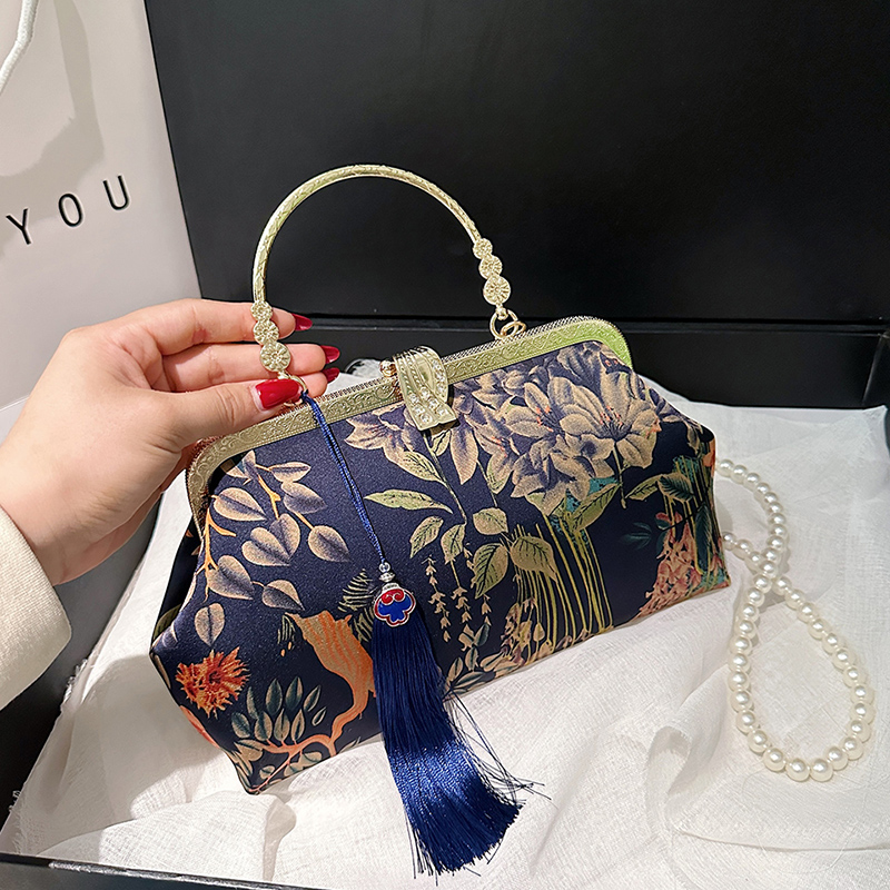 Stylish Embroidered Shoulder B - Embroidery Ideas For Bags recension och pris