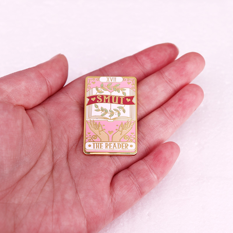 SMUT The Reader Book Enamel Pi - Embroidery Wallet recension och pris
