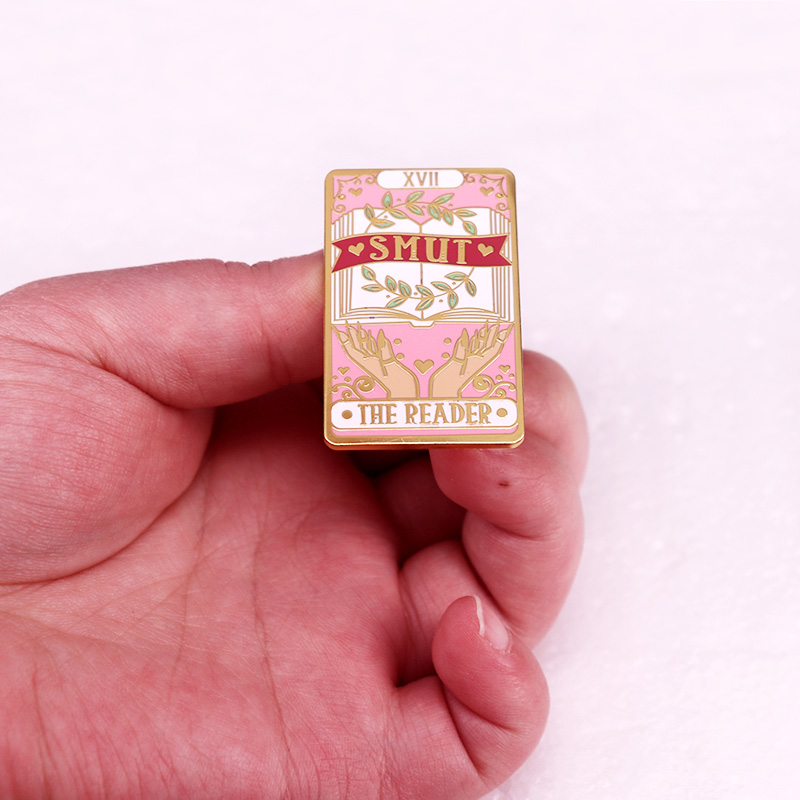 SMUT The Reader Book Enamel Pi - Embroidery Wallet recension och pris